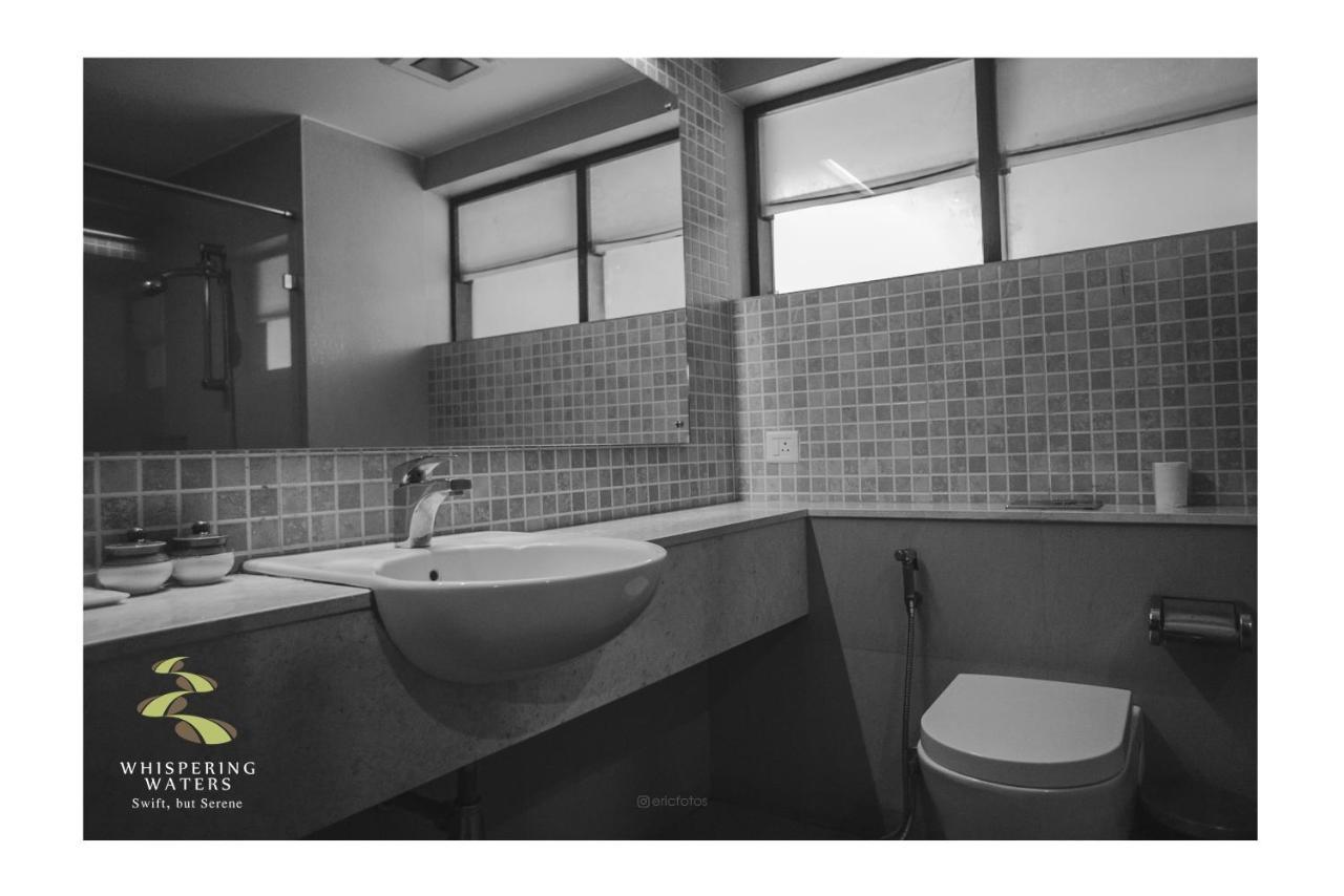 ホテル Whispering Waters Malayāttūr エクステリア 写真